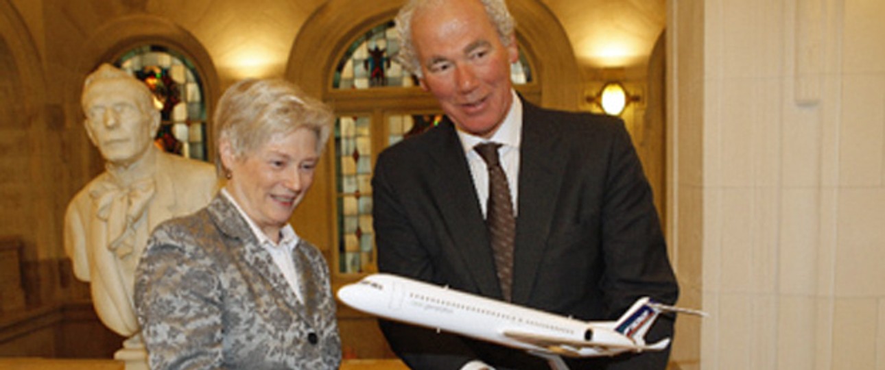Jaap Rosen Jacobson ist neuer Besitzer von OLT Express Germany (hier im Bild 2010 mit der ehemaligen niederländischen Wirtschaftsministerin Maria van der Hoeven).