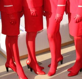 Die roten Strumpfhosen von Austrian Airlines: Objekt der Liebe und des Hasses.
