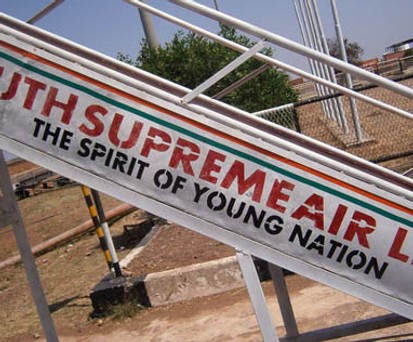 Treppe am Flughafen Juba: Bei South Supreme Airlines steigt niemand mehr ein.