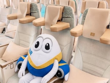 Ryanair-Maskottchen im Emirates-Sitz. «Hasse es», schrieb die Airline darunter. 