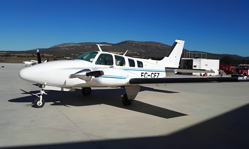 Beechcraft 58 Baron von Euroairlines: Mitte zum Zweck.
