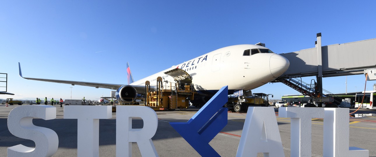 Am 28. März feierte Stuttgart mit diesem Aufsteller den Start der Route nach Atlanta.