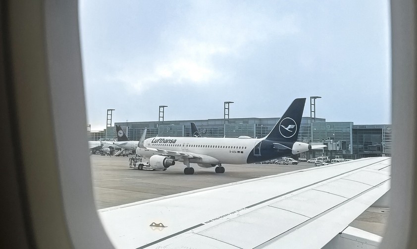 Lufthansa-Airbus A320 aus einem Flugzeug: Am 13. und 14. April fallen hunderte Flüge aus.