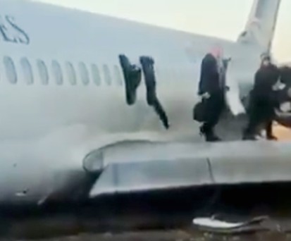 Passagiere verlassen die veruglückte MD-83: Keine Verletzten.