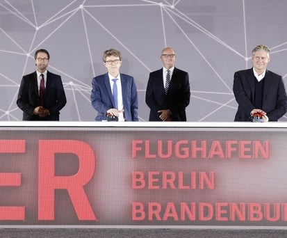 Bei der Eröffnungszeremonie des BER (v.l.n.r.): Lufthansa-Chef Carsten Spohr, Verkehrsminister Andreas Scheuer, BER-Chef Engelbert Lütke Daldrup, Ministerpräsident Dietmar Woidke, Easyjet-Chef Johan Lundgren, Bürgermeister Michael Müller.