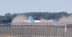 Die Boeing 787 hebt in München ab: Viel Staub aufgewirbelt.