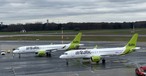 Zwei Air-Baltic-Flugzeuge: Die Airline  leidet unter einer immensen Schuldenlast.