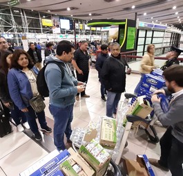 Aeropuerto Internacional Comodoro Arturo Merino Benítez: Reisende, die am Airport von Santiago de Chile festsitzen, bekommen Wasser und Kekse.
