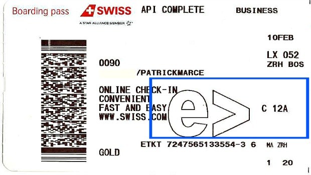 Das «e&gt;» wurde mit dem E-Ticket eingeführt. Heute gibt es nur noch E-Tickets, das Signet ist bei der Swiss aber beibehalten worden. «C» bezeichnet die Buchungsklasse: Business. Und «12A» die Sitzplatznummer. Ein Fensterplatz in der zwölften Reihe.