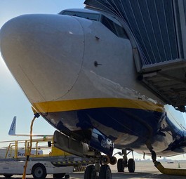 Flieger von Ryanair: Nicht alle, die drin arbeiten, müssen zwingend eine Impfung haben.