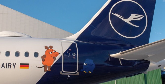 Airbus A321 D-AIRY von Lufthansa: Ist mit Maus und Elefant geschmückt.
