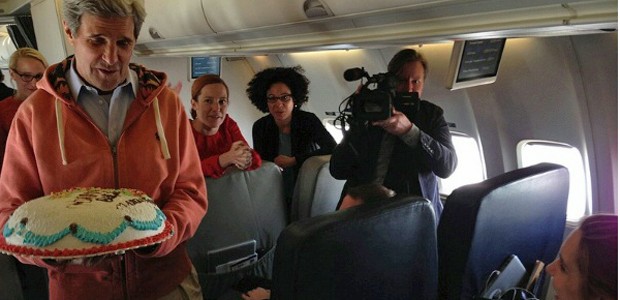 John Kerry im Flugzeug: Den Geburtstag der Journalistin hat er nicht vergessen.