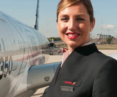 Flugbegleiterin von Iberia: Ihre Arbeitgeberin steht im Kreuzfeuer der Kritik.