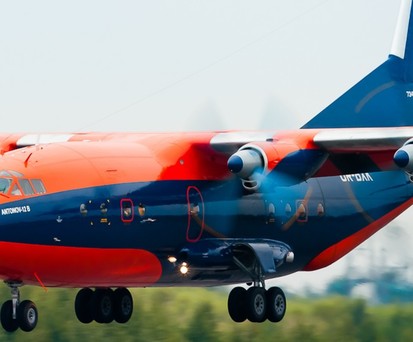 An-12 von Cavok Airlines: Die orangene Lackierung sticht direkt ins Auge.