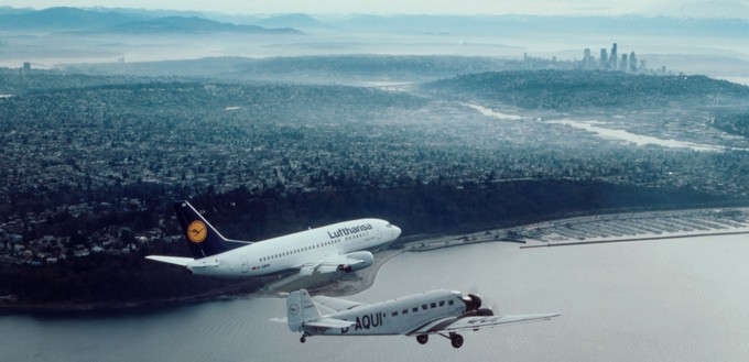 Ein Bild aus dem Jahr 1991: D-AQUI neben einer Boeing 737-500 von Lufthansa über Seattle.