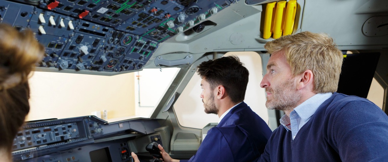 Piloten in einem Cockpit: Die Easa schickt Testpersonal regelmäßig für die Zulassung neuer Flugzeuge um die Welt.