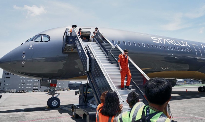 Angekommen: Starlux-Chef Chang Kuo-wei steigt aus dem neuen Airbus A350-1000.