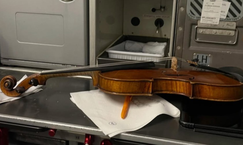 Violine im Flugzeug. So wird sie eigentlich nicht transportiert.