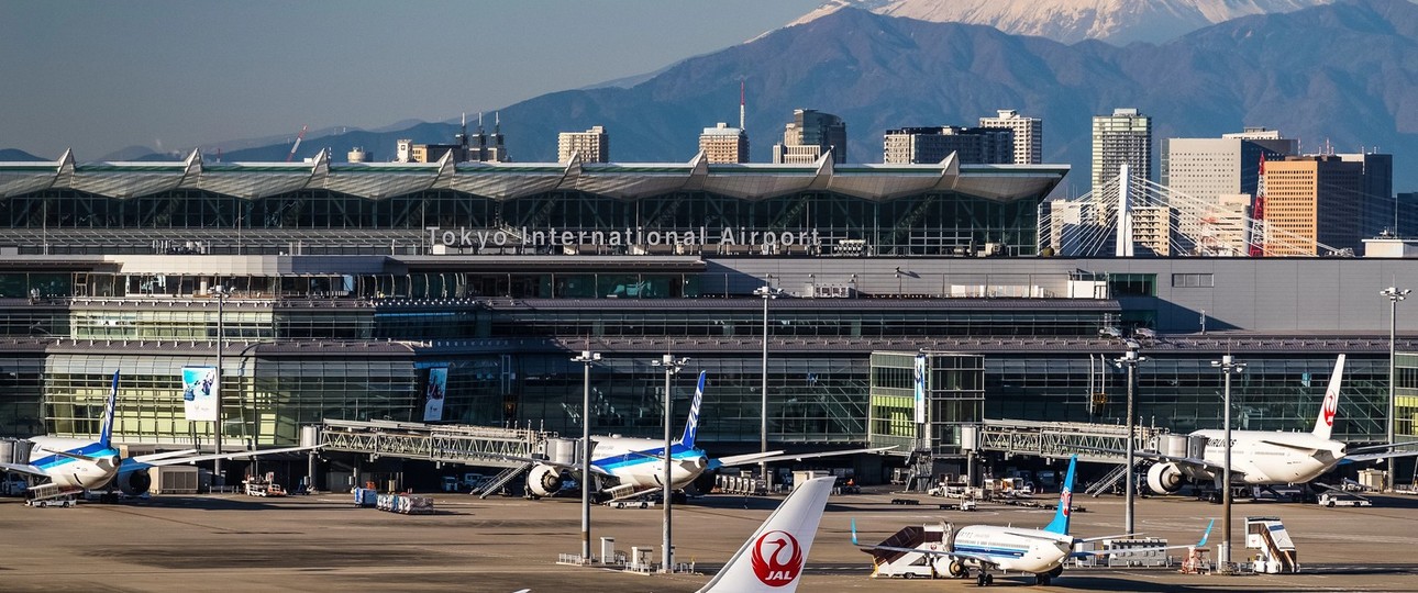 Flughafen Tokio-Haneda mit dem Fuji im Hintergrund: Japanische Airlines sollen sich bei Inlandsflügen künftig abstimmen.