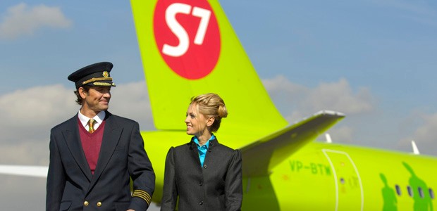 Pilot und  Flugbegleiterin von S7 Airlines: Die Fluggesellschaft baut wegen anhaltenden Triebwerksproblemen Personal ab.