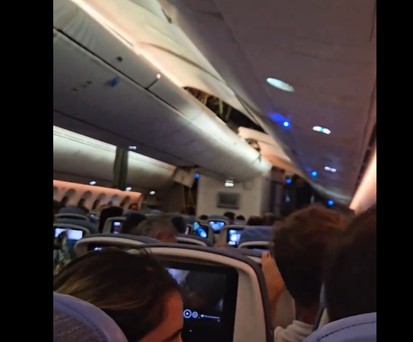Flug UX45 wurde von heftigen Turbulenzen getroffen: Bilder bei X zeigen kaputte Deckenverkleidungen.