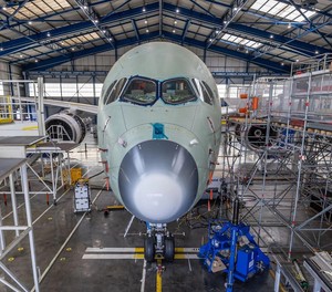 Airbus A350 F bei den Bodenschwingungstests: Der Flieger wird kräftig durchgeschüttelt.