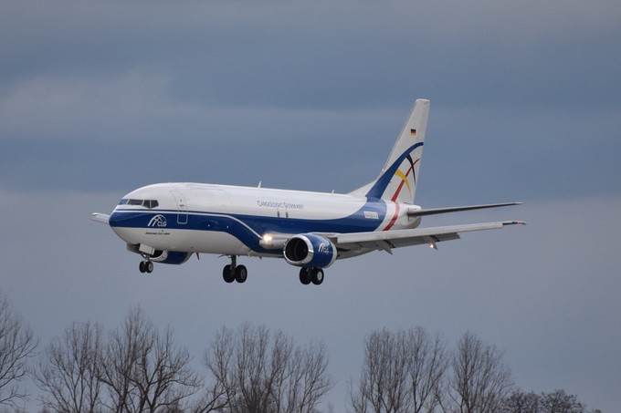 Die Boeing 737-400 F mit der Seriennummer 28867 landet in Leipzig.