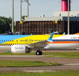 Die D-AMAH: Vorne Tuifly-Design, in der Mitte HLX, hinten Hapag-Lloyd Flug. Die ...