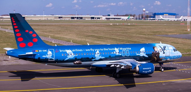 Dieses Flugzeug ehrt den belgischer Maler René Magritte und seine Werke des Surrealismus.