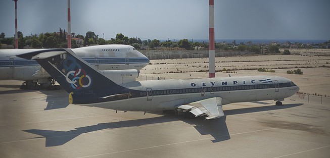 <b>Ellinikon International Airport, Griechenland: </b>Der Flughafen vor den Toren Athens hat eine bewegte Geschichte hinter sich: Er wurde 1938 eröffnet und kurze Zeit später von den Nazis erobert, die ihn als Stützpunkt für die Luftwaffe nutzten. Nach dem Krieg wurde Ellinikon die Basis von Olympic Airlines, bis zu den Olympischen Spielen ein neuer Großflughafen gebaut wurde. Seit 2001 ist der Airport geschlossen, auf dem Gelände stehen aber noch einige ausgemusterte Maschinen, darunter eine Boeing 747. Er soll nun zum Touristenkomplex umgenutzt werden.