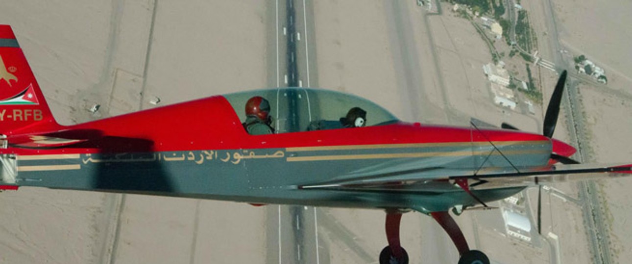 Extra 300 der Royal Jordanian Falcons: FLug über Wüste und Meer.