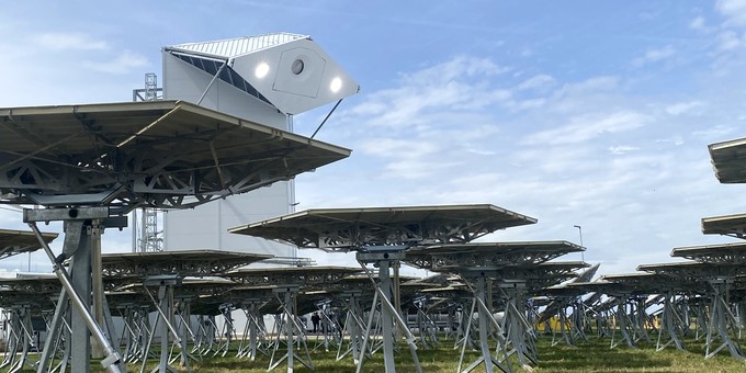 Hier ist der Turm während der Kalibrierung zu sehen - daher befinden sich die beiden Lichtpunkte links und rechts vom Empfänger.