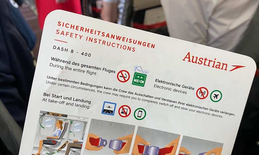 Sicherheitskarte einer Dash 8 von Austrian: Zum Glück brauchten die Insassen sie am 16. Juni 2016 nicht.