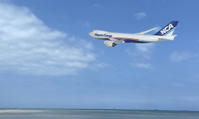 Boeing 747-8 von Nippon Cargo: Eine Flugzeug verlor ein Bauteil.