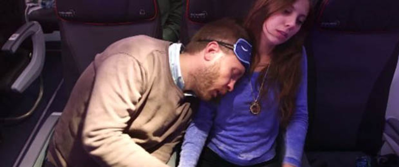 Mitreisende als Kissen: Gemäss Jetblue (und dem gesunden Menschenverstand) sollte man so nicht schlafen.