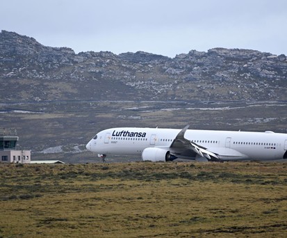 und der A350 setzte auf Piste 28 des internationalen Flughafens der Falklandinseln auf.