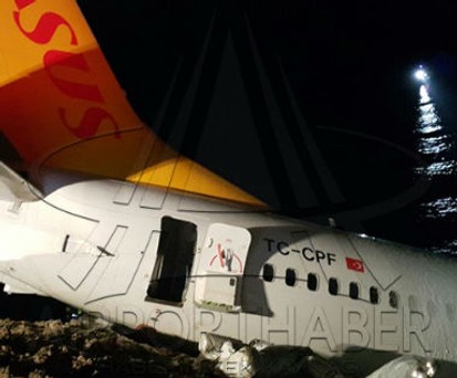 Die Boeing 737 nach dem Unfall in der Nacht.