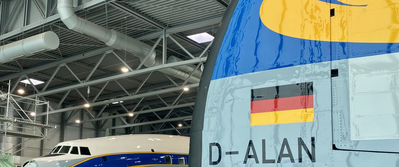 Die Lockheed L-1649A Super Star von Lufthansa im Lackierhangar von Altitude Paint Services am Flughafen Münster/Osnabrück. Hier zu sehen sind ... 