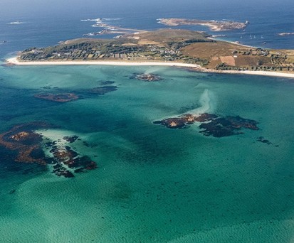 Blick aus de Flugzeug auf die Isles of Scilly: Wasserstoff als Zukunftslösung.