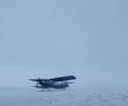 Antonov An-2 dreht sich nach Landung um 180 Grad
