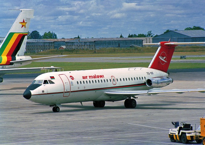 Mit der 7Q-YKF übernahm Air Malawi 1972 eine einzelne BAC 1-11-481FW, ausgerüstet mit den stärkeren Triebwerken und vergrößerten Tragflächen der Serie -500, direkt ab Werk. Im Laufe der Zeit mietete die Airline auch einzelne BAC 1-11 der Serie 500 an, einerseits um Wartungsabsenzen der «eigenen» BAC zu überbrücken, andererseits aber auch zur Erweiterung des Flugangebots (Harare, März 1986).