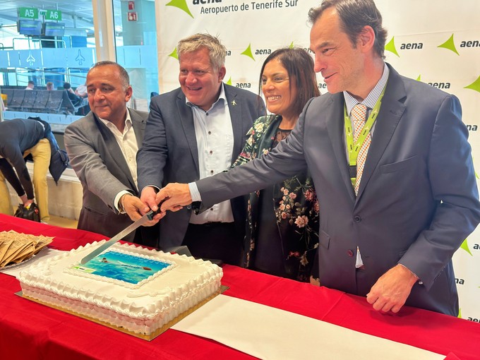 Torte auch in Teneriffa: Hier schnitt Operativchef David Birrer den Kuchen an. (Bild: Daniel Kessler/DKE Fotografie)