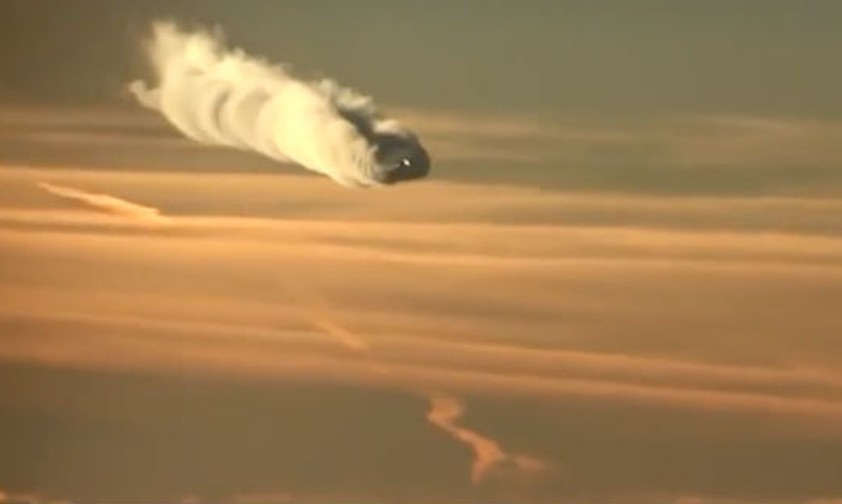 Dreamliner mit Riesen-Kondensstreifen