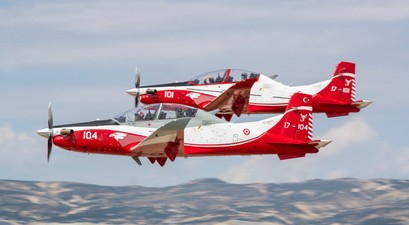 Tusaș Hürkuş-II im Tandem im Dienste der Turkish Air Force