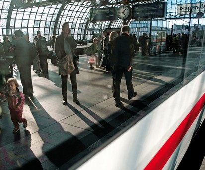 ICE am Bahnhof: Das Angebot an Verbindungen zum Flughafen Frankfurt wird erweitert.