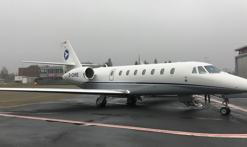 Hahn Airs Cessna C680 Sovereign mit der Kennung D-CHRE am Flughafen Düsseldorf.