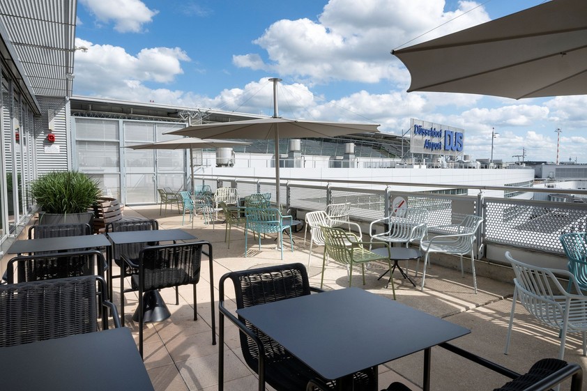 Die Terrasse der DUS Rhein Lounge.