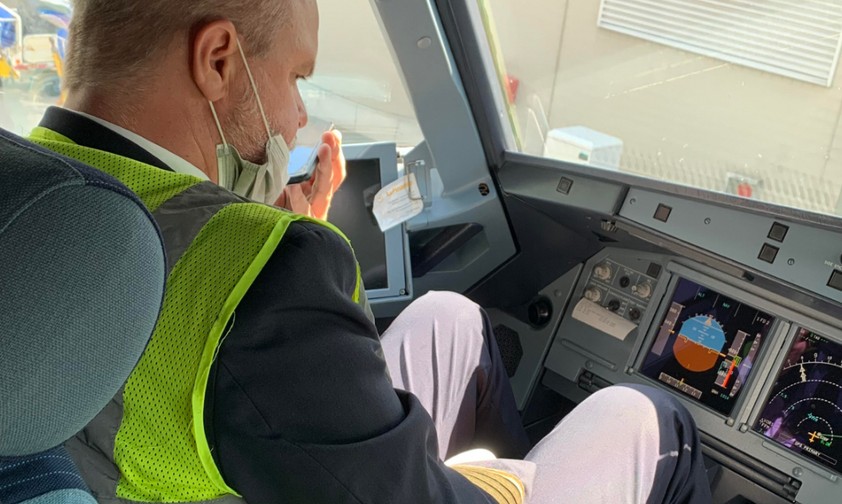 Kapitän Claus Harder im Cockpit: Vorbereitung ist zentral.