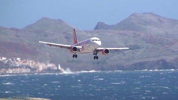 Easyjet-Flieger beim Anflug auf Madeira: Er war nicht der Einzige, der es schwer hatte.