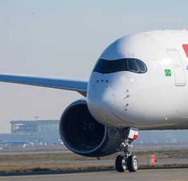 Der Bestseller in der A350-Familie ist der A350-900. Auf ihn entfielen bislang drei Viertel aller Bestellungen des Modells. Er bietet in einer Standardkonfiguration 325 Passagieren Platz und hat eine Reichweite von 14.350 Kilometer.